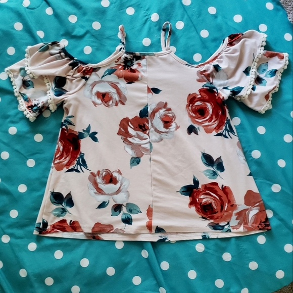 CR Cold-Shoulder Top - Picture 3 of 4